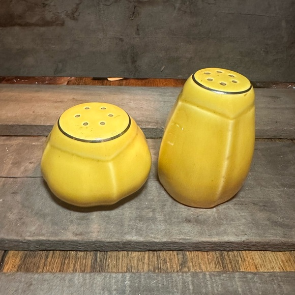 Vintage Paden City Pottery Minion Mandarín Yellow  1950s Salt & Pepper Shakers - Picture 2 of 8